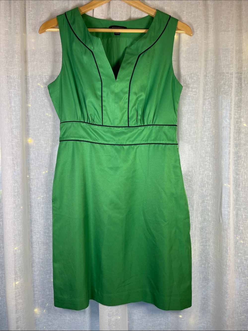 Banana Republic Emerald Green V-Neck Sheath Dress with Black Trim